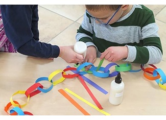 Κατασκευάζοντας αλυσίδες από χαρτί