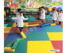 Διαδρομή ισορροπίας με 5 πλαστικές σανίδες, 6 τούβλα στήριξης, 24 βεντούζες  Διαδρομές ισορροπίας