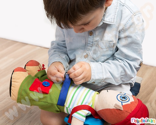 Καυκάσιο αγοράκι-Μαθαίνω να ντύνομαι