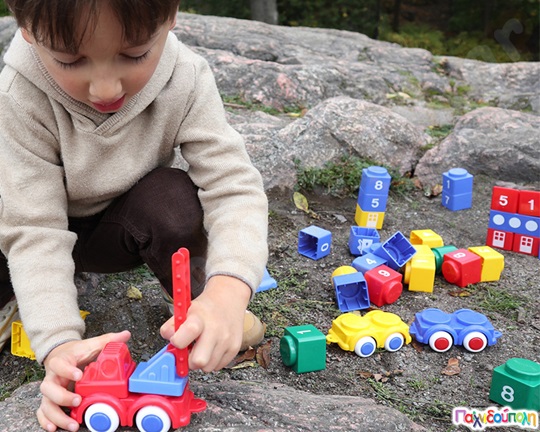 Κατασκευή οχημάτων και κυβάκια αριθμών σε κουβά 13 τεμάχια